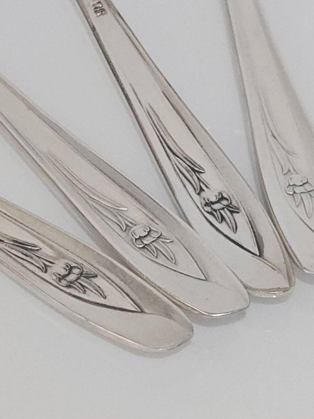 4 International Silver Tulip Soup Spoon round floral 1950s vtg minimalist MCM - Picture 7 of 8